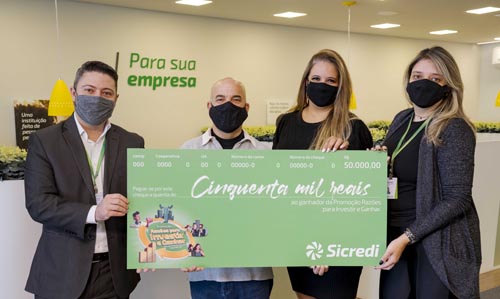 Equipe da agência com o sorteado