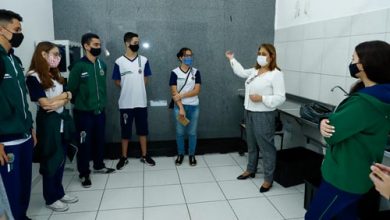 Graziela Germani e alunos no Banco de Alimentos