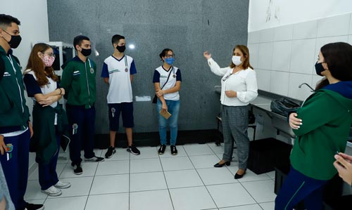 Graziela Germani e alunos no Banco de Alimentos