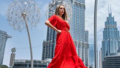 Burj Khalifa É registrado no Guiness Book como o maior arranha-céu já construído pelo ser humano, com 828 metros de altura e 160 andares. O edifício faz parte de um complexo comercial e residencial de dois quilômetros quadrados de área chamado Downtown Burj Dubai, localizado ao lado das duas principais avenidas da cidade: a Sheikh Zayed Road e a Financial Centre Road (antes conhecida como Doha Street). Para visitar o prédio, é preciso ir ao maior shopping do planeta em área construída, o Dubai Mall. Mas em vez de subir, primeiro você tem que descer: a entrada da visita é pelo térreo inferior. O observatório lá no alto se chama At the Top e tem uma vista maravilhosa de Dubai. Obviamente, também é um ambiente perfeito para cliques sensacionais. “Você certamente vai andar bastante, então capriche em um look mais street style com seu tênis favorito. Escolha algo confortável, e, ao mesmo tempo, estiloso, para tirar fotos nos arredores do Dubai Mall e em frente ao Burj Khalifa”, indica.