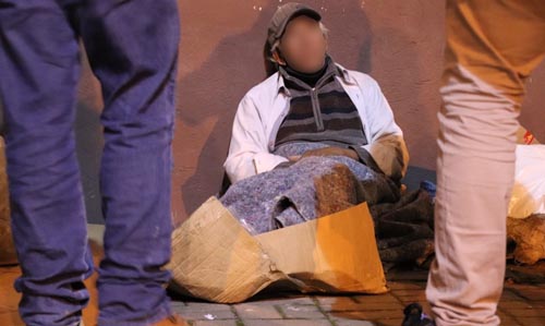 Morador em situação de rua ouvindo orientações