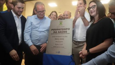 Luiz Zacarias, prefeito Paulo Serra e a deputada estadual Ana Carolina Serra descerram a placa do complexo de Saúde - Fotos: Alex Cavanha/PSA