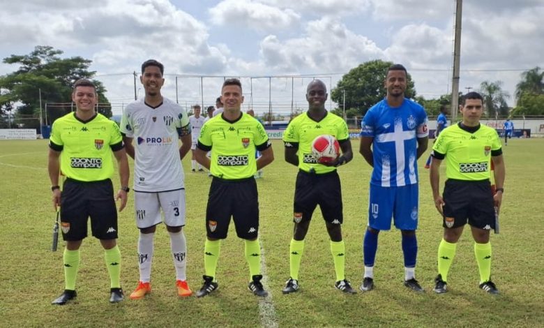 Equipe de arbitragem e os capitães do EC São Bernardo a da Matonense antes da partida de domingo