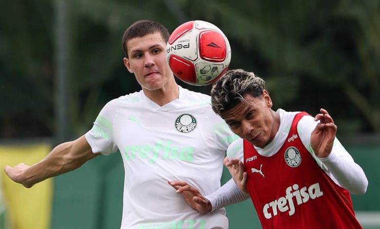Jogador Richard Ríos, do Palmeiras, cabeceia a bola no treino de ontem, antes do Derby - Foto Cesar Greco Palmeiras by Canon