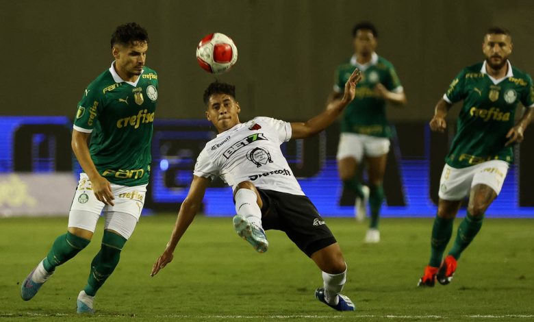 Raphael Veiga disputa bola com o jogador do Ituano, pela sexta rodada do Paulistão - Crédito foto Cesar Greco Palmeiras by Canon