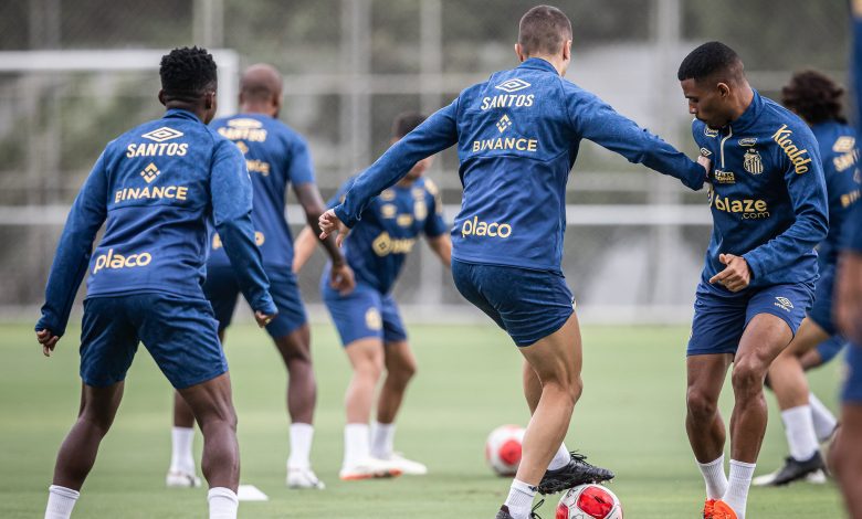 Jogadores do Santos realizaram treino no CT Joaquim Grava, ontem (26), na Capital - Crédito: Santos Futebol Clube