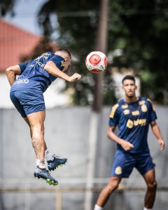 Sem certeza de poder contar com Aderlan, Carille treina forte o elenco para a final do Paulistão - Crédito: Santos Futebol Clube
