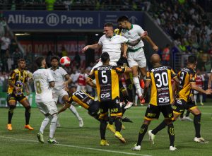 Flaco López, em uma das raras vezes em que o Palmeiras levou perigo ao gol de Jordi, minutos antes do gol de Endrick - Crédito: Fabio Menotti/Palmeiras/by Canon