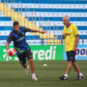 Técnico Márcio Fernandes acompanha de perto o desempenho dos jogadores no treino - Crédito:https://www.instagram.com/p/C4O84RENZwQ/?img_index=1