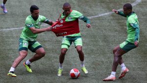 Luan, Jhonatan e Caio Paulista no treinamento de quarta-feira (27), não Allianz Parque - Crédito: Cesar Greco/Palmeiras/by Canon