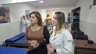 Secretaria da Saúde de São Caetano, Regina Maura Zetone, e a fisioterapeuta, Drª. Mônica C. T. Viola