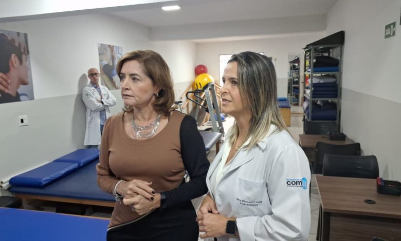 Secretaria da Saúde de São Caetano, Regina Maura Zetone, e a fisioterapeuta, Drª. Mônica C. T. Viola