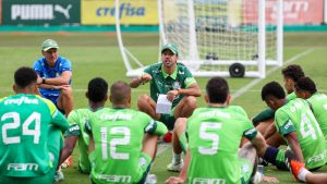 Abel conversou com o elenco após o final do último treino antes de enfrentar o Santos - Crédito: Fabio Menotti/Palmeiras/by Canon