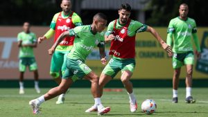 Garcia e Flaco López em treinamento ontem (10) se preparando para enfrentar o Liverpool hoje(11) - Crédito: Cesar Greco/Palmeiras/by Canon