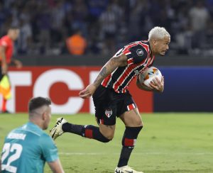 Luciano saiu do banco, aproveitou rebote de chute de Galoppo e deixou seu gol - Crédito São Paulo Futebol Clube