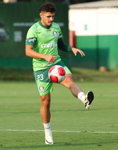 Raphael Veiga é outro que não foi para Argentina e treinou para enfrentar o Santos - Crédito: Fabio Menotti/Palmeiras/by Canon