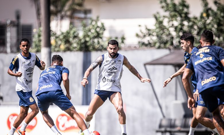 Atletas têm treinado posicionamento e Carille enfatizou jogadas de bola parada - Crédito: Santos futebol Clube