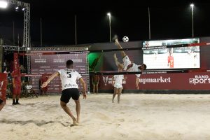 Contorcionismo e muita plástica nas jogadas marcaram a terceira rodada da Copa Paulista de Futevôlei - Crédito: Mendonça Júnior