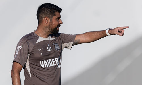 Ciente que se perder por um gol de diferença a decisão vai para os pênaltis, António Oliveira colocou elenco para treinar penalidades - Crédito: Rodrigo Coca/Agência Corinthians