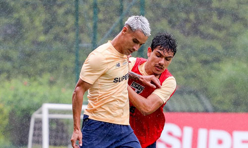 Elenco treinou debaixo de chuva ontem (14) no CT da Barra Funda - Crédito: São Paulo Futebol Clube