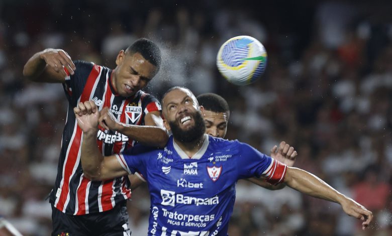 Juan sobe mais alto que o zagueiro, faz de cabeça e abre o caminho para a vitória do São Paulo - Crédito: São Paulo Futebol Clube