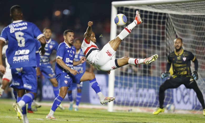 Lucas tentou de acrobacia, mas foi de pênalti que o meia-atacante abriu o placar para o Tricolor - Crédito: São Paulo Futebol Clube