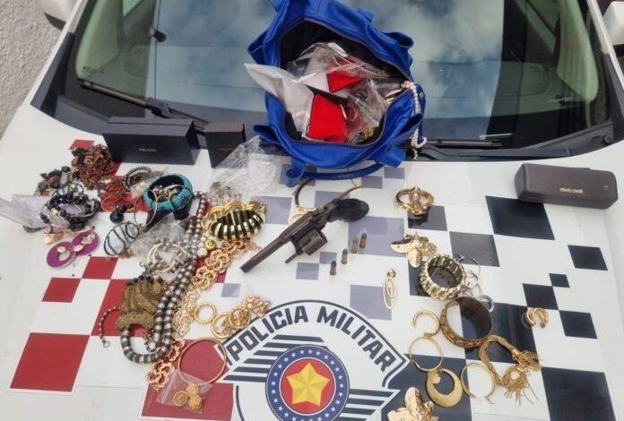 Polícia recuperou joias e pertences de valor da vítima, além do revólver utilizado no crime - Crédito: Viva ABC