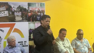 Presidente do sindicato, Jorge Calabi, com Dr. William Dib à sua direita e Luiz Fernando à sua esquerda, discorreu sobre as reivindicações da categoria