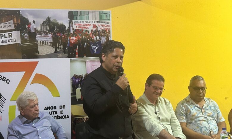 Presidente do sindicato, Jorge Calabi, com Dr. William Dib à sua direita e Luiz Fernando à sua esquerda, discorreu sobre as reivindicações da categoria