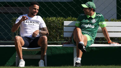 Abel recebeu o ex-jogador do Palmeiras, Giovani, no treino de ontem (24) - Crédito: Cesar Greco/Palmeiras/by Canon
