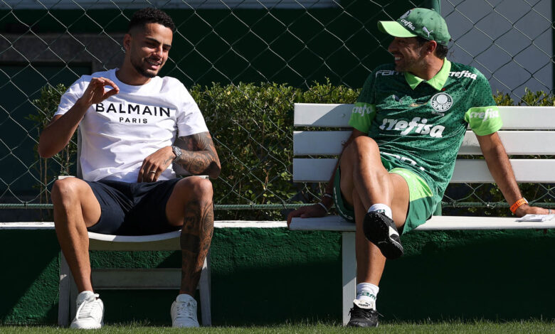 Abel recebeu o ex-jogador do Palmeiras, Giovani, no treino de ontem (24) - Crédito: Cesar Greco/Palmeiras/by Canon