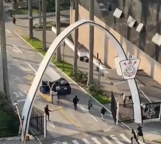 Torcida invade CT e Parque São Jorge em protesto aos péssimos resultados, porém, jogadores e comissão técnica estavam de folga - Crédito: Reprodução Facebook