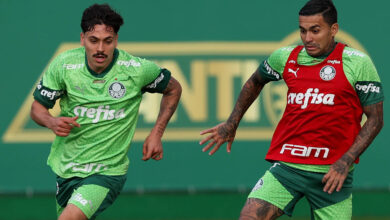 Apesar de não poder jogar ainda, Mauricio já treina com o elenco, neste lance, o recém-chegado disputa bola com Dudu, que está à disposição para o Derby - Crédito: Cesar Greco/Palmeiras/by Canon