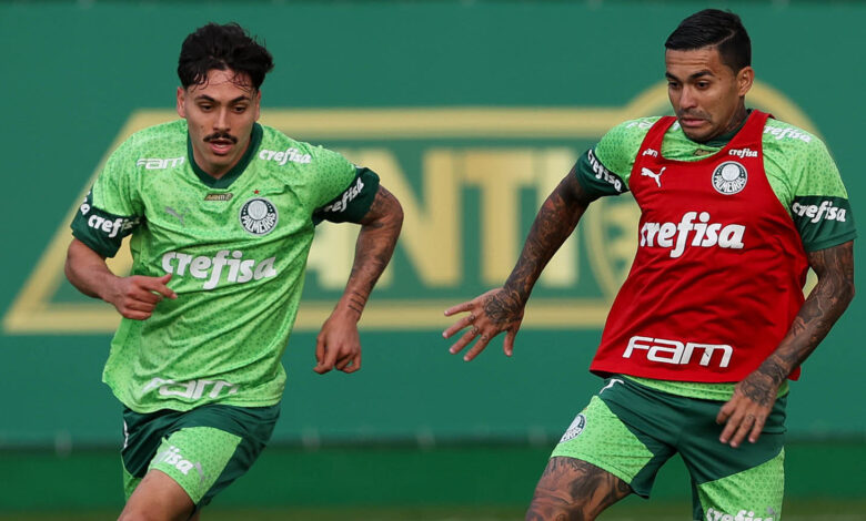 Apesar de não poder jogar ainda, Mauricio já treina com o elenco, neste lance, o recém-chegado disputa bola com Dudu, que está à disposição para o Derby - Crédito: Cesar Greco/Palmeiras/by Canon