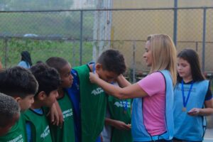 Professora Nívea Guerra entrega medalhas aos participantes do campeonato de futebol que promoveu