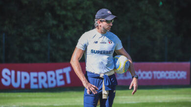 Luis Zubeldía observa o elenco em treino antes do embarque para Criciúma - Crédito: Erico Leonan / saopaulofc.net