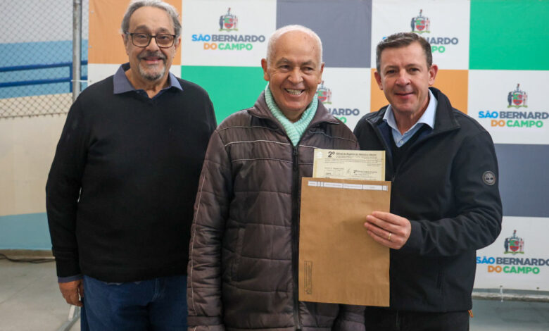 Orlando Morando entrega documentos de regularização fundiária em mais dois bairros de São Bernardo