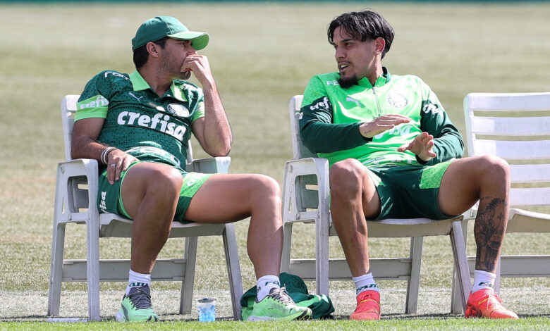 Abel e o zagueiro Gustavo Gómez, que está de volta ao clube depois de disputar a Copa América - Crédito: Cesar Greco/Palmeiras/by Canon