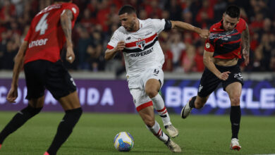 Calleri aproveitou erro da zaga athleticana e deu números finais ao duelo em Curitiba - Crédito: Rubens Chiri/Saopaulofc.net