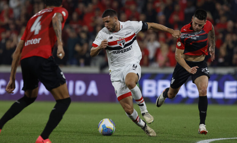 Calleri aproveitou erro da zaga athleticana e deu números finais ao duelo em Curitiba - Crédito: Rubens Chiri/Saopaulofc.net