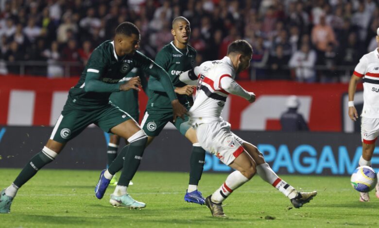 São Paulo jogou melhor que o Goiás, e saiu na frente na disputa pela vaga nas quartas de final da Copa do Brasil - Crédito: Rubens Chiri e Paulo Pinto/Saopaulofc