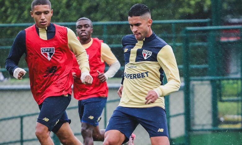 Elenco treina em manhã de chuva e muito frio na Capital para pegar o Galo - Crédito: Erico Leonan / saopaulofc.net