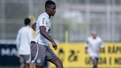 Garotos da base treinaram com o elenco, que tem mais um treino ainda na manhã de hoje (20) antes de viajar a Salvador - Crédito: Rodrigo Coca/Agência Corinthians