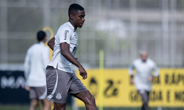 Garotos da base treinaram com o elenco, que tem mais um treino ainda na manhã de hoje (20) antes de viajar a Salvador - Crédito: Rodrigo Coca/Agência Corinthians