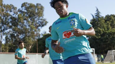 O atacante Endrick em treino junto com os outros jogadores em Palo Alto - Créditos: Rafael Ribeiro/CBF