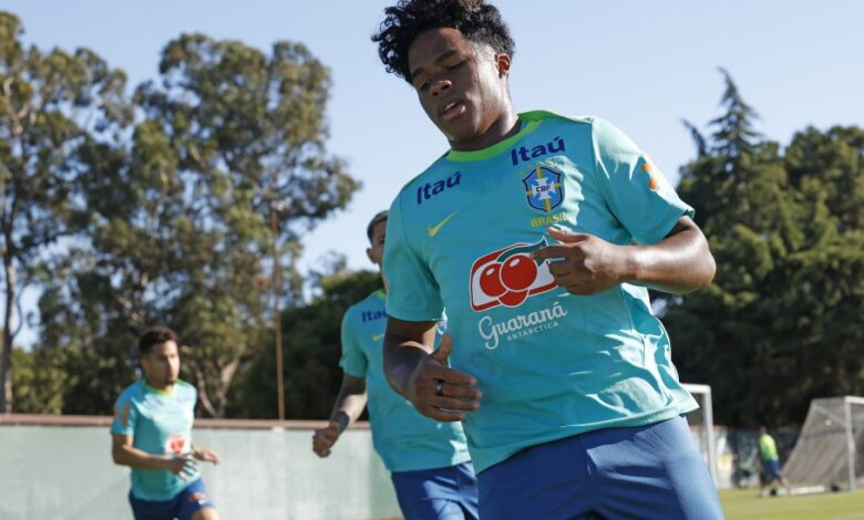 O atacante Endrick em treino junto com os outros jogadores em Palo Alto - Créditos: Rafael Ribeiro/CBF