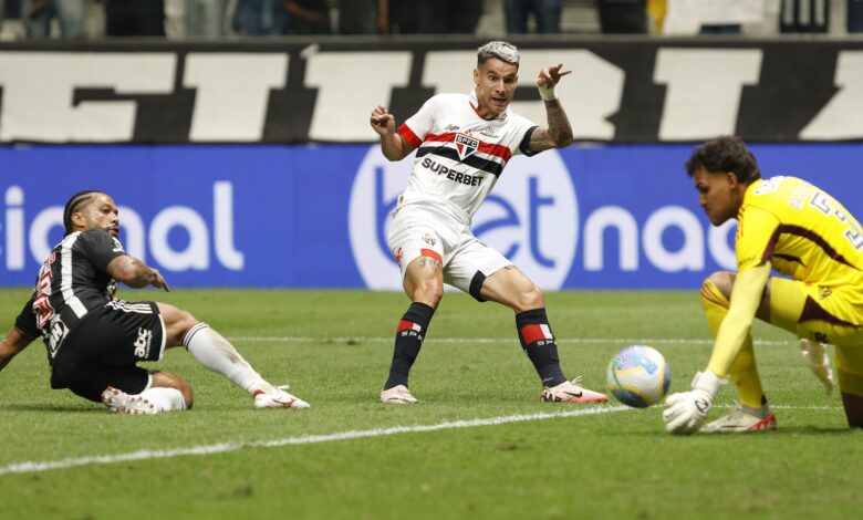 Ferreira até tentou, mas o Galo foi superior e saiu com triunfo do duelo com o Tricolor - Crédito: Rubens Chiri/Saopaulofc.net