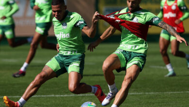 Garcia e Felipe Anderson disputam bola em treino para preparação para confronto com o Grêmio - Crédito: Cesar Greco/Palmeiras/by Canon