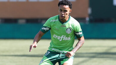 Em recuperação, o atacante Lázaro participou de parte das atividades no gramado com o elenco - Crédito: Cesar Greco/Palmeiras/by Canon
