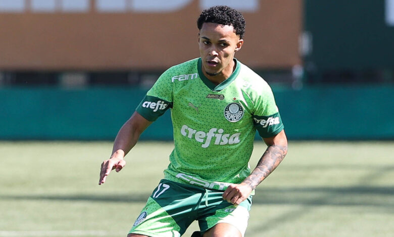 Em recuperação, o atacante Lázaro participou de parte das atividades no gramado com o elenco - Crédito: Cesar Greco/Palmeiras/by Canon